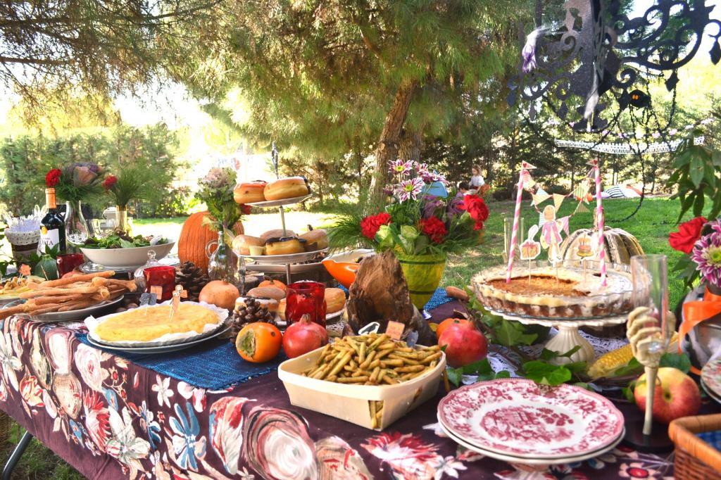  picnic en el parque mesa con mantel verduras y fruta halloween chic