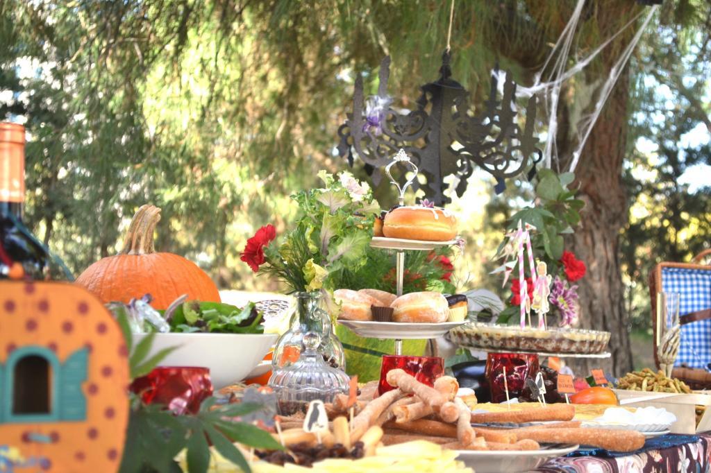  photo cumpleantildeos-parque-fiesta-barroca-otontildeal-parque-halloween-verduras-comida-picnic3_zpscd307344.jpg