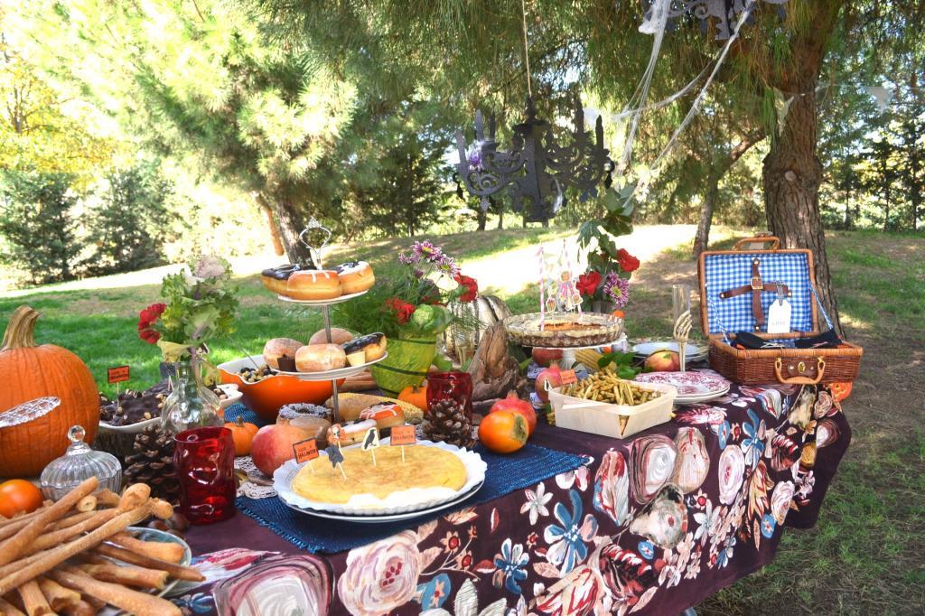 cumpleaños en el parque de halloween chic con mesa de comida