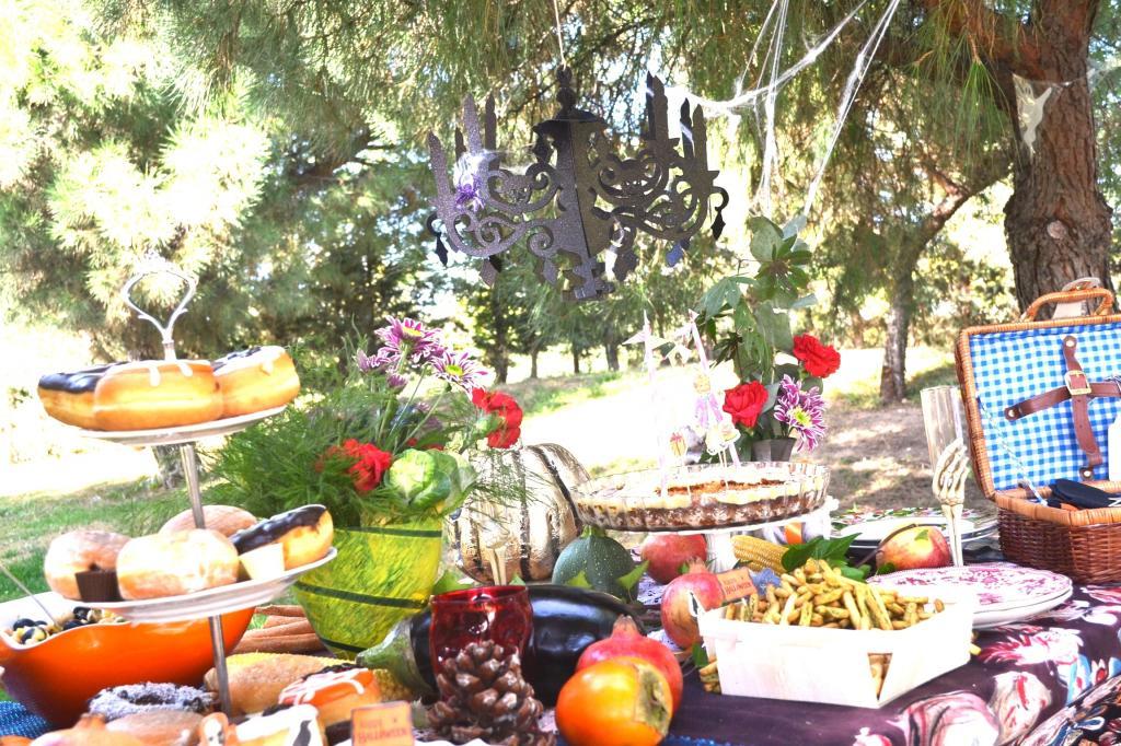  anfitriona chica con delantal recibiendo en la fiesta otoñal en el parque 