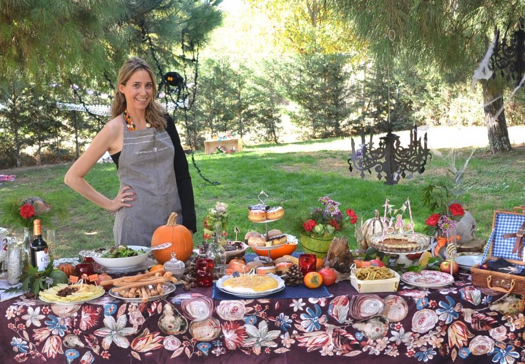  casita de pájaro con forma de caravana azul y granate en mesa otoñal de celbración de cumpleaños en el parque