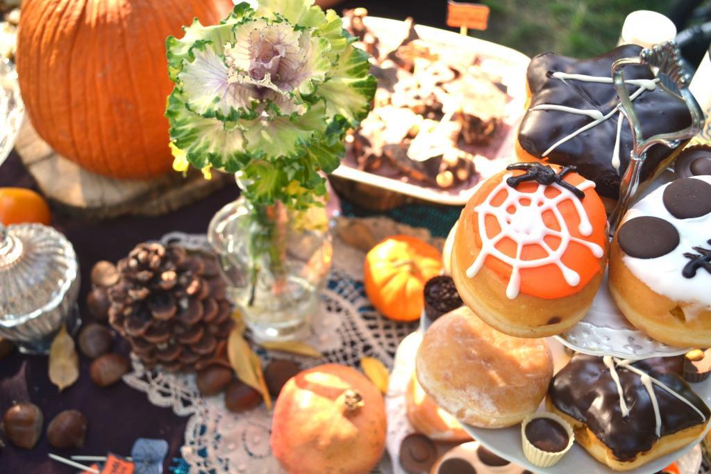  calavera y calabaza dorada en mesa de halloween chic en el parque sobre troncos de madera