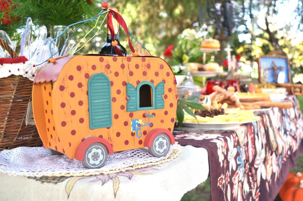  mesa de comida en el parque picnic otoñal con calabazas naranjas en el suelo