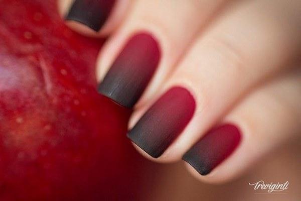 uñas en degrade rojas con negro