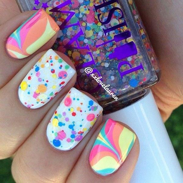 uñas de colores y accesorios