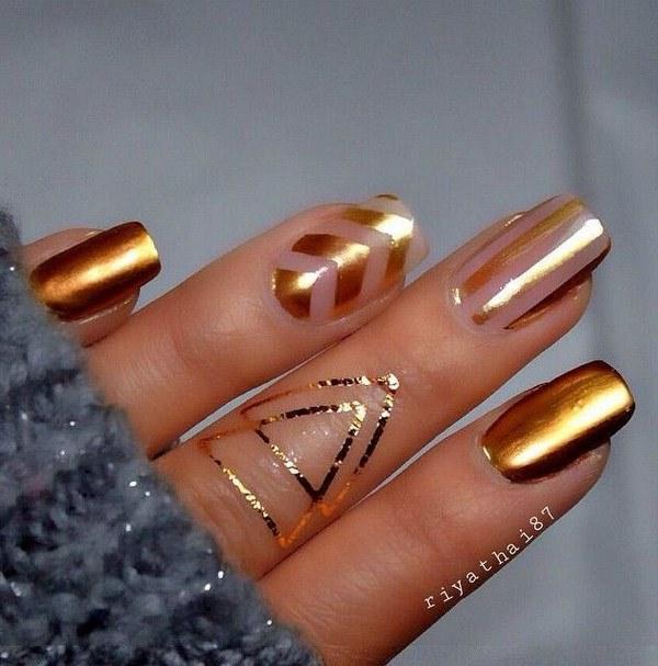 uñas con esmalte metalizado oro