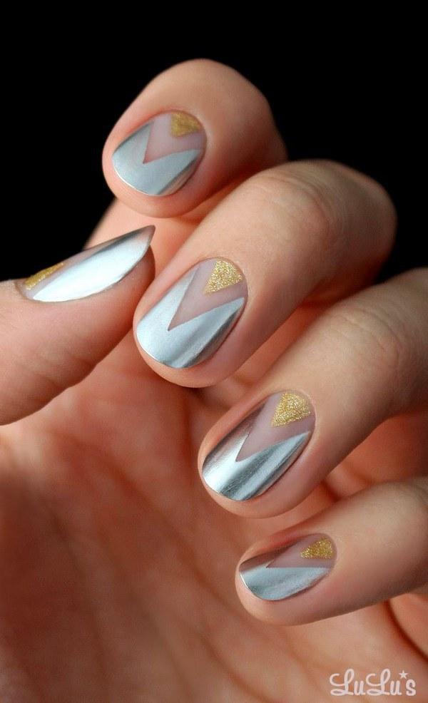 uñas con esmalte metalizado color plata
