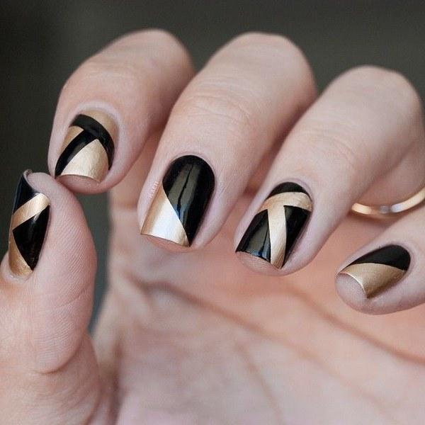 uñas con esmalte metalizado color oro con negro