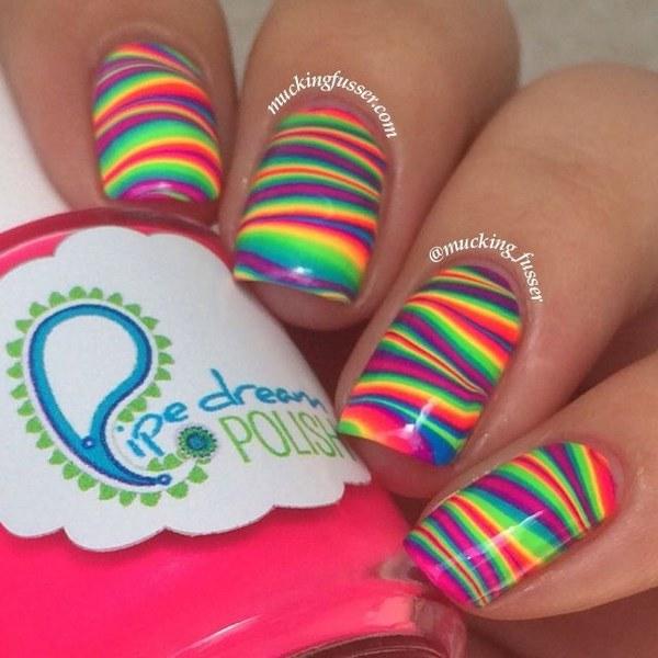 uñas de colores neon en agua