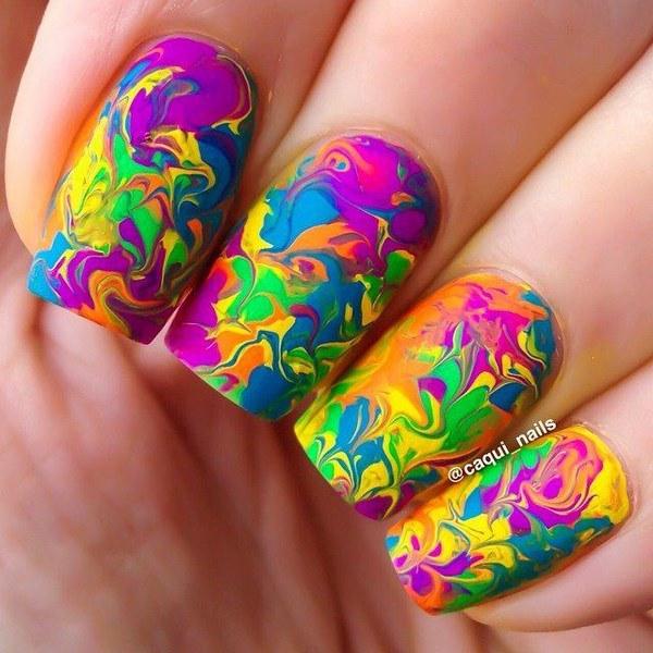 uñas de colores hechas en agua