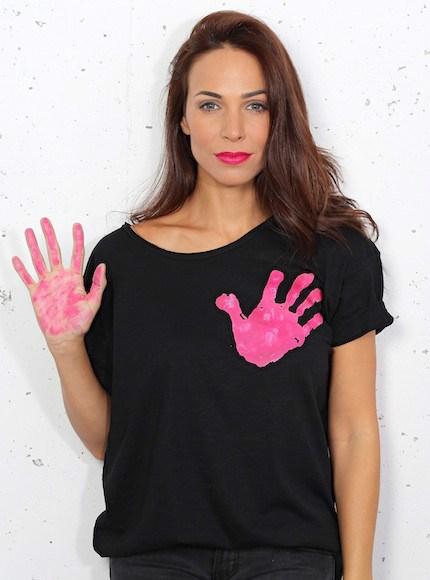 camiseta-solidaria-negra-con-la-mano-en-el-corazon-por-ainara_www.decharcoencharco.com