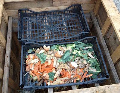 Basura para hacer abono en el compostador