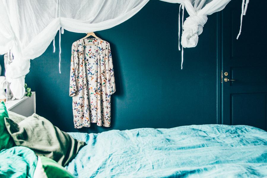 Tonos oscuros en el dormitorio