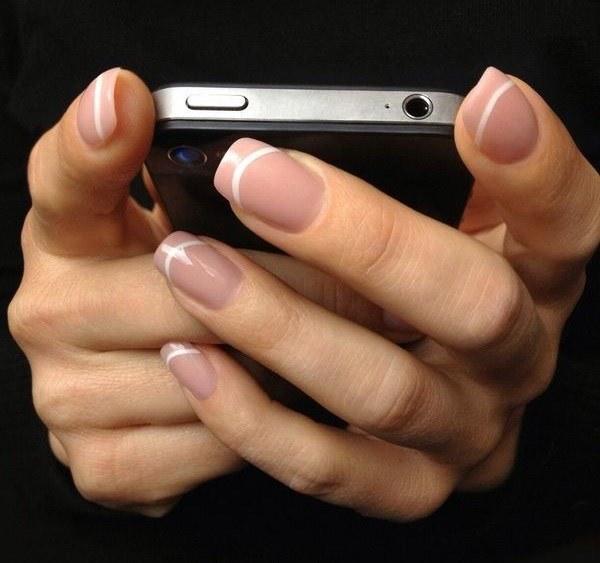 decorando uñas con forma circular