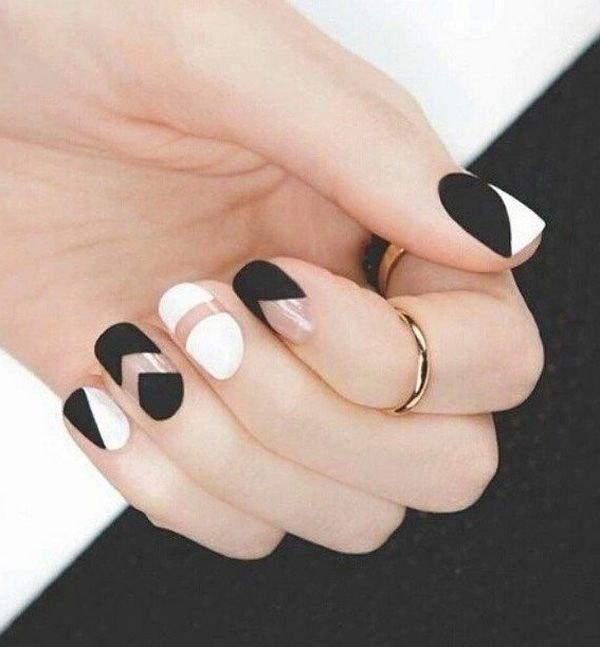 uñas blanco y negro con figuras geometricas