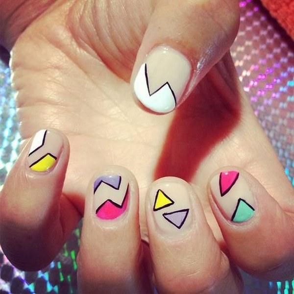 uñas cortas con figuras geometricas