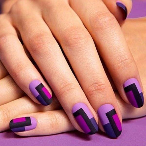 uñas violeta con figuras rectangulares