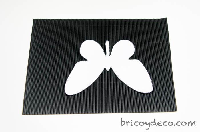 calcar mariposa sobre cartón corrugado