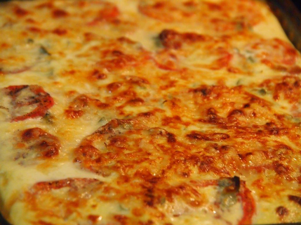 Gratinado de verduras y salchichas horneado