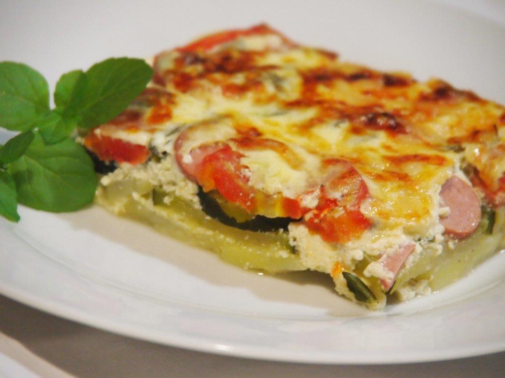 Gratinado de verduras y salchichas servido