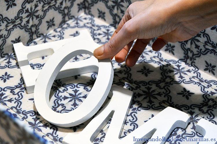 mano colocando letras