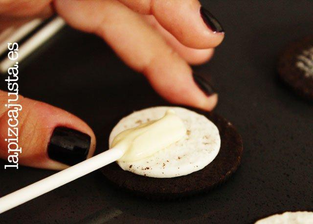 mojar el palo para montar las galletas de halloween