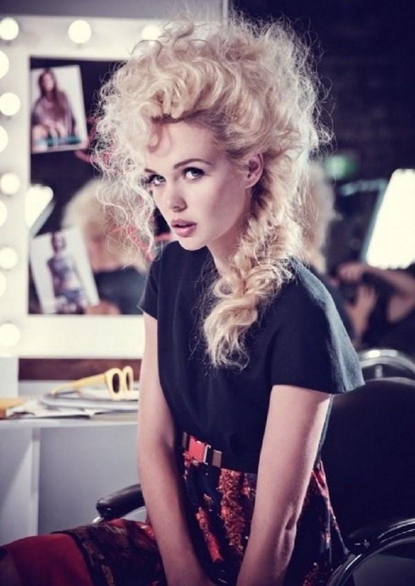 look atrevido para cabello rizado