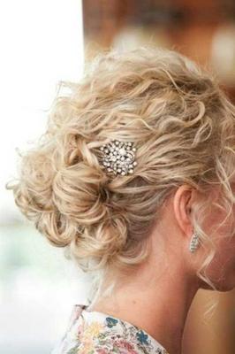 peinado de cabello rizado con accesorios