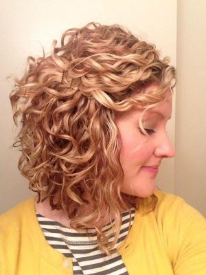 cabello corto rizado con accesorios