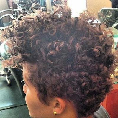 cabello corto rizado