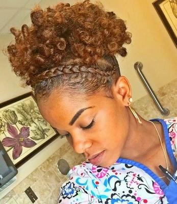 cabello rizado recogido con una trenza sobre la cabeza