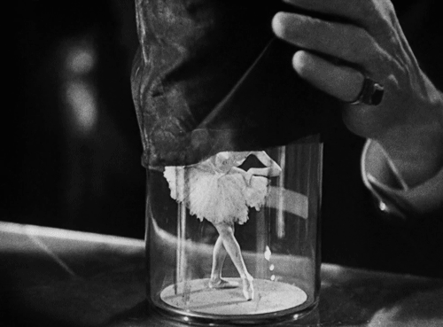  centro de mesa de Halloween con calabazas brillantes, calaveras y piñas