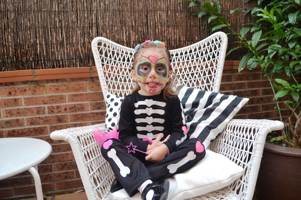  photo disfraz-nintildea-huesos-esqueleto-dia-de-los-muertos-diadema-flores1_zps26994ddc.jpg