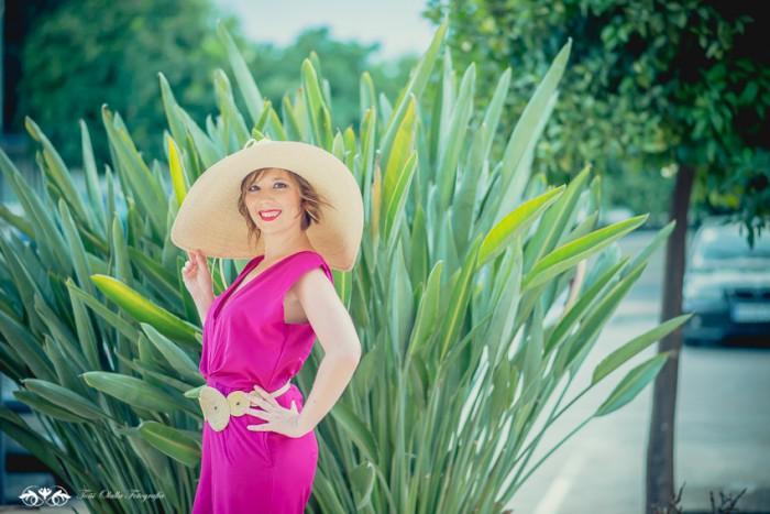 Mono fucsia con pamela para ir de bodas