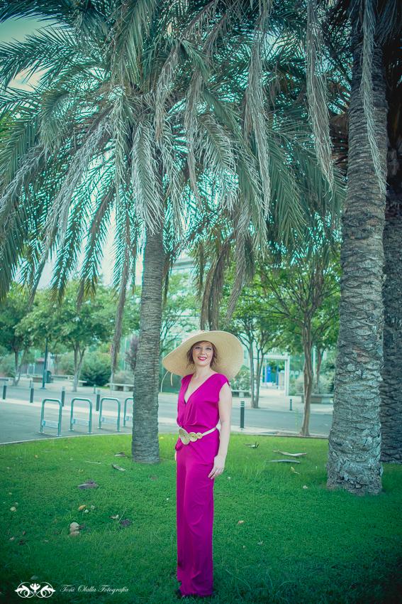 Mono fucsia con pamela para ir de bodas