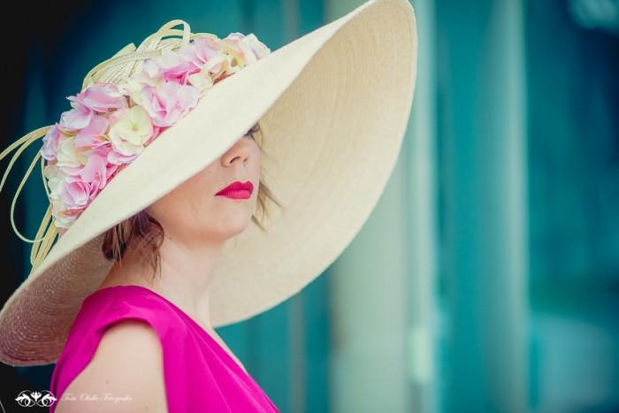 Mono fucsia con pamela para ir de bodas