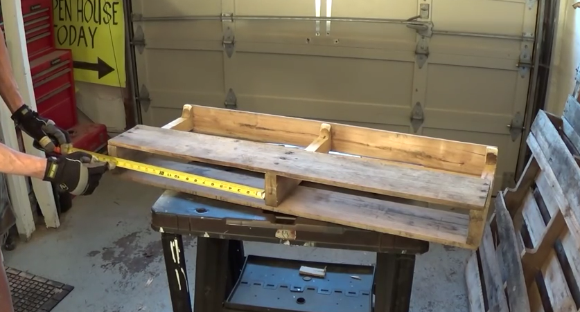 4. Nuevamente ayúdate de la cinta métrica para medir los espacios libres que han quedado en la base de tu pallet al haberlo cortado.