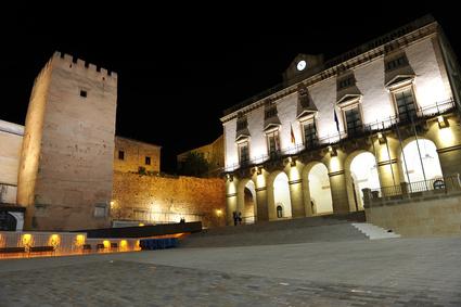 La Plaza Mayor y el Ayuntamiento de Cáceres, España