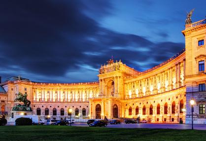 Palacion Imperial Hofburg por la noche, Austria, Viena