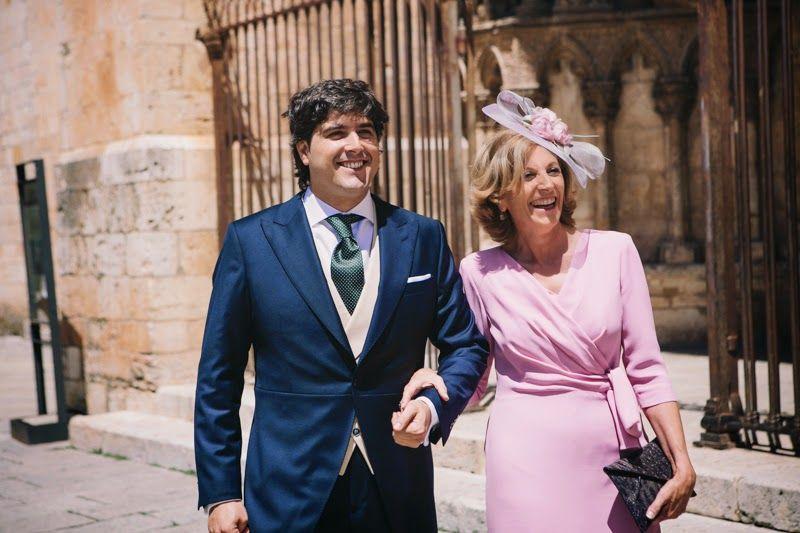 madrina de boda con tocado