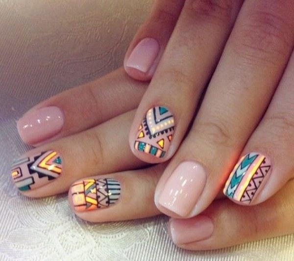 diseños geometricos de colores sobre uñas color nude
