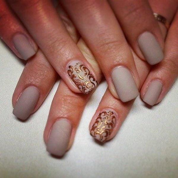 uñas color nude con dorado