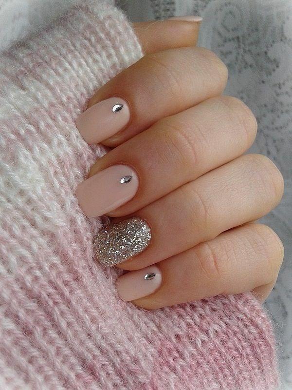 uñas decoradas de color nude con plateado