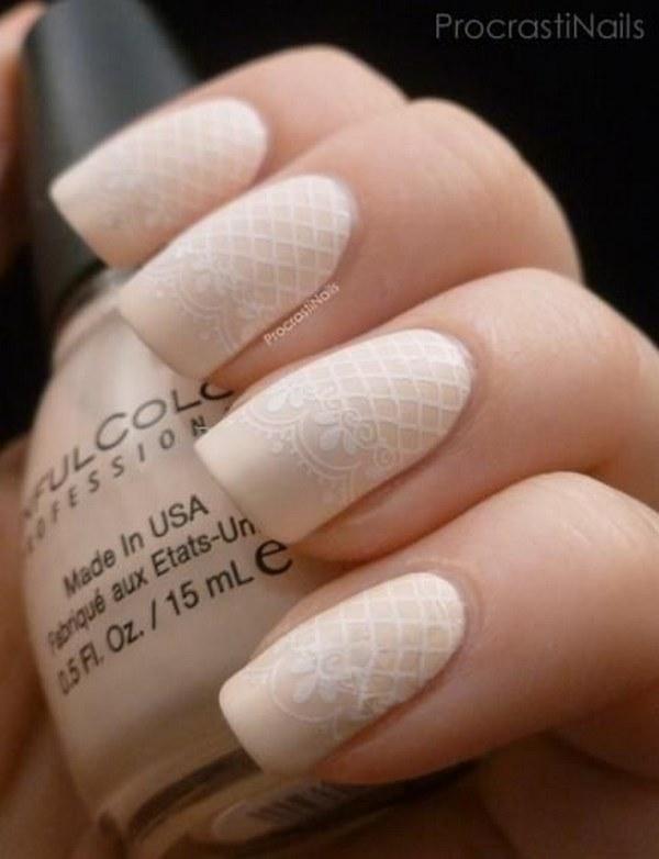 uñas pintadas color nude con un estampado blanco