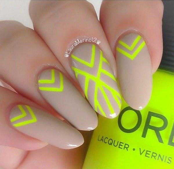 combinacion de uñas tonos neon con color nude