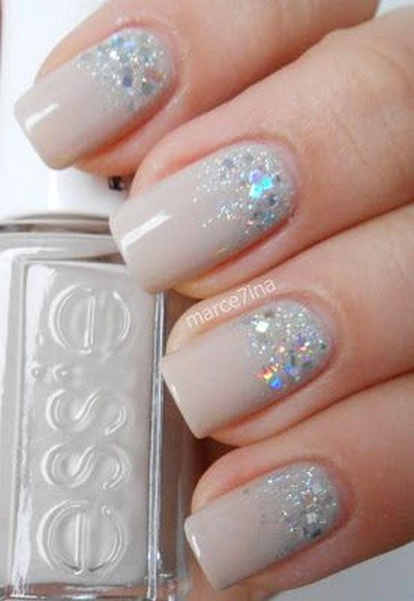 diseño de uñas nude con glitter