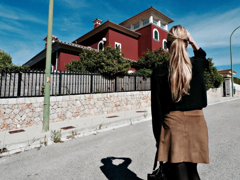 Doeskin Skirt With Black Blouse paula casielles 3