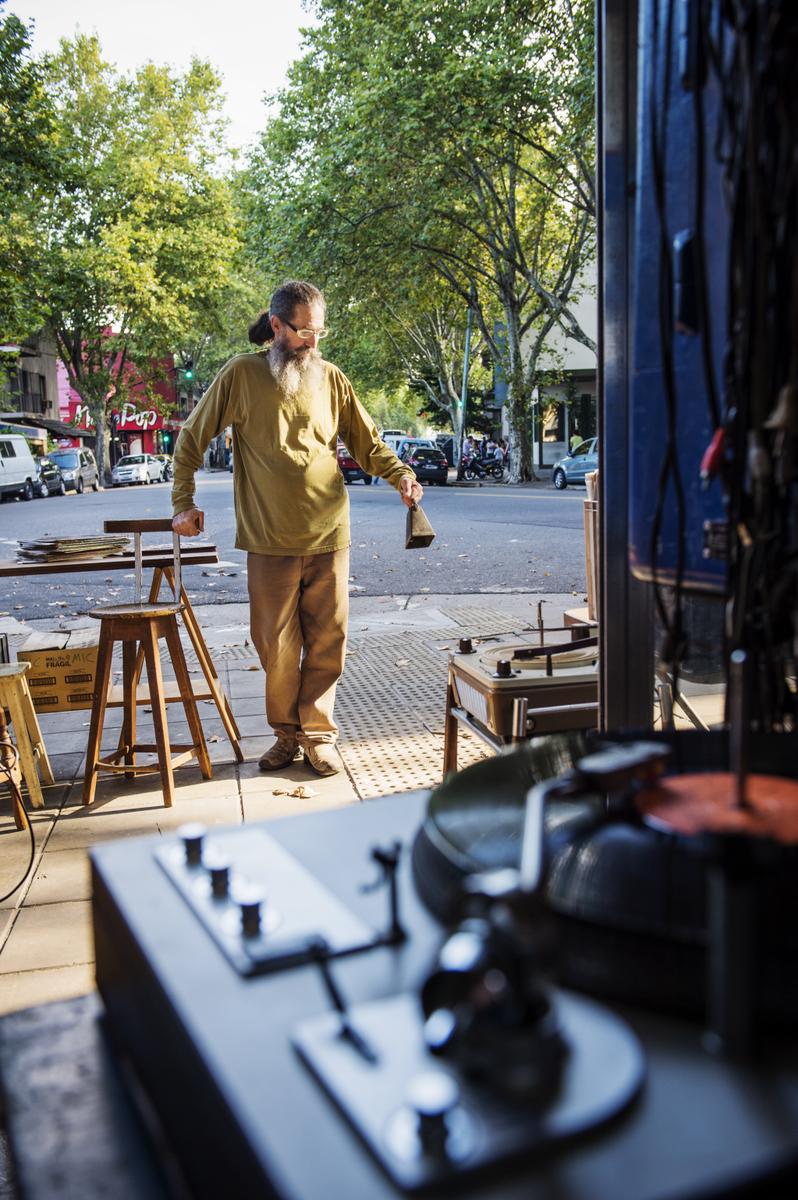 Omar Brito vid Perla Negra korsningen Dorrego och Bonpland.