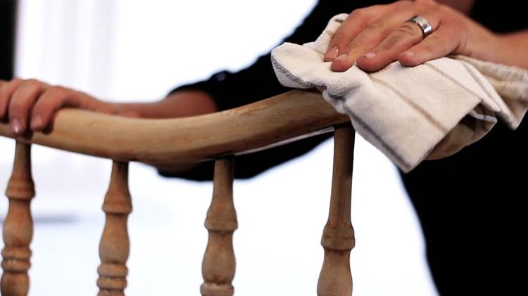 pintar una mecedora con chalk paint spray 2