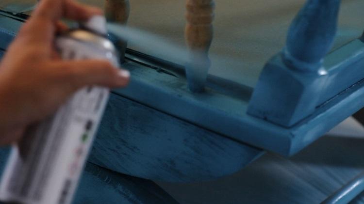 pintar una mecedora con chalk paint spray 10